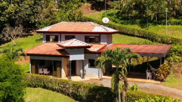PROPIEDAD CON CASA EN 2.5 ACRES EN PÉREZ ZELEDÓN – CLIMA FRESCO, CERCA DE SAN ISIDRO Y PLAYAS in San Isidro De El General, Pérez Zeledón, San José — $358,000