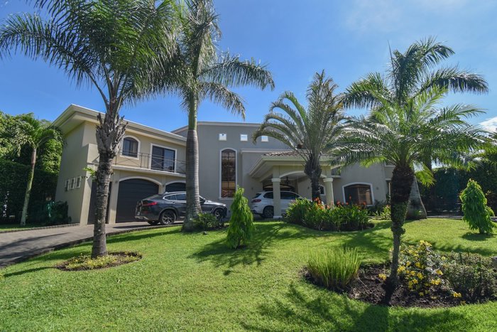 Lujosa Casa de 4 Habitaciones en Valle del Sol en Santa Ana, San José — $1,850,000