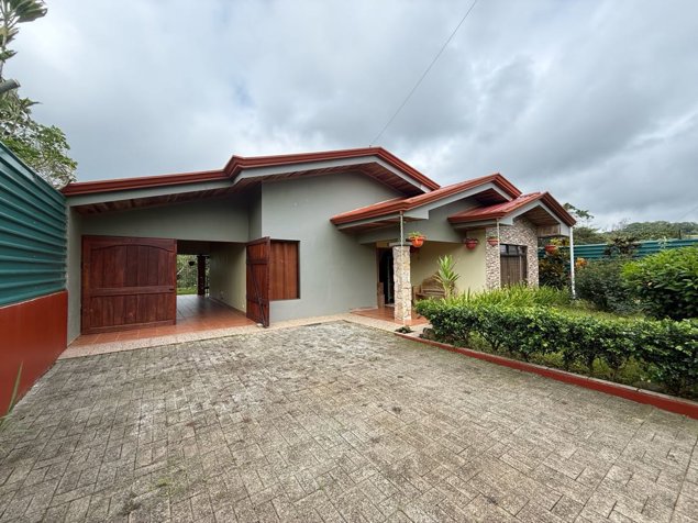 Venta de casa en San Ramón de Alajuela en San Ramón, Alajuela — $175,000 - Foto 2 de 50