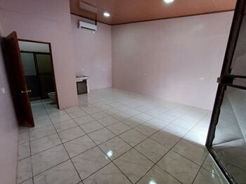 Se alquilan locales en Guápiles a 200 metros de la U latina. in Guápiles, Pococí, Limón — 175 000 ₡ - Photo 4 of 5