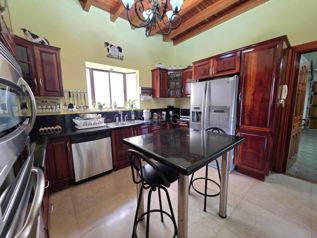 Venta de residencia de lujo con amplia zona verde en Altamonte, Curridabat #27-97 GS en Granadilla, Curridabat, San José — $700,000 - Foto 4 de 13