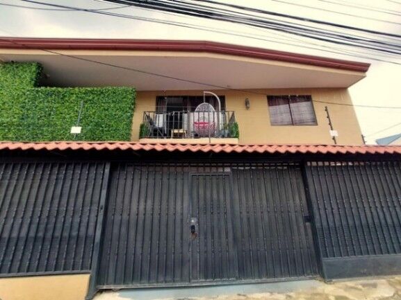 Se vende moderna casa de 2 plantas con terraza en Alajuela 26-142 in Alajuela — $395,000