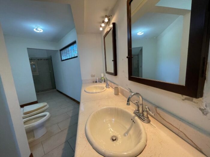Se vende casa en San Antonio Escazú 22-1461 in San Antonio, Escazú, San José — $550,000