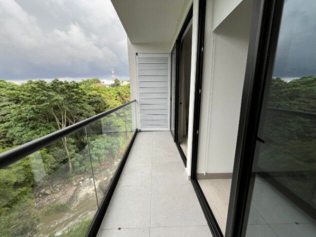 Apartamento en venta moderno con balcón y amenidades premium en San José #26-863 GS en Mata Redonda, San José — $195,000