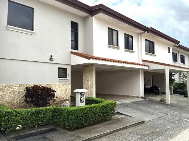 Exclusivo Townhouse en Venta en Pozos de Santa Ana, Costa Rica. en Pozos, Santa Ana, San José — $215,000