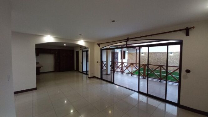 Casa de 3 habitaciones y 3 baños con acabados de calidad y buena iluminación en Tres Ríos en San Diego, La Unión, Cartago — ₡ 145 000 000
