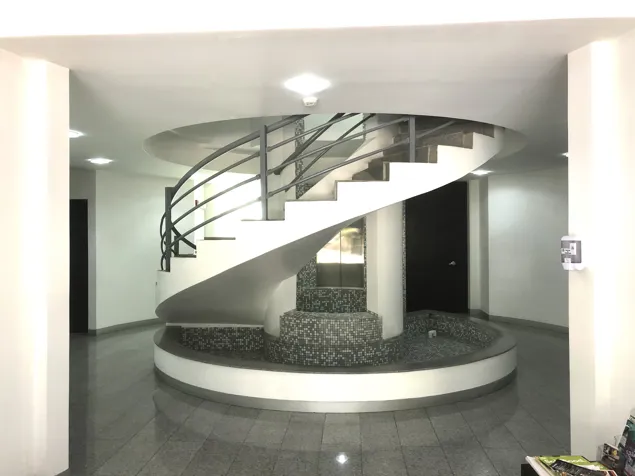 ALQUILO Oficina en el Oficentro PRISMA BUSINESS CENTER en San Rafael, Escazú, San José — $1,600 - Foto 3 de 12
