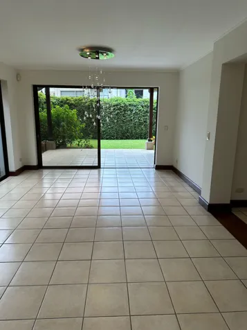 Town House de 3 habitaciones en condominio en Santa Ana in Santa Ana, San José — $2,250 - Photo 3 of 12