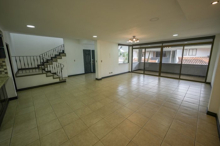 Casa de 3 Habitaciones + Oficina en Guachipelín en Escazú, San José — $1,650 - Foto 2 de 18