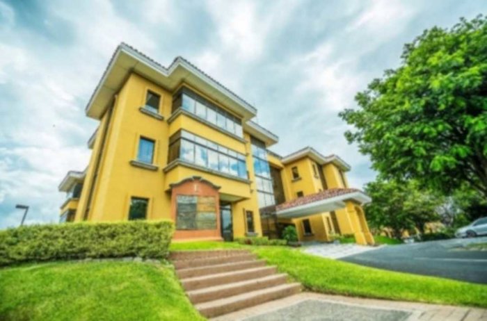 Renta de oficinas en parque empresarial Fórum 1 / 257.04 m2 en Pozos, Santa Ana, San José — $4,791