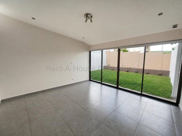 Venta de casa remodelada con amplio patio y amenidades #27-272 GS en San Francisco, Heredia — $240,000