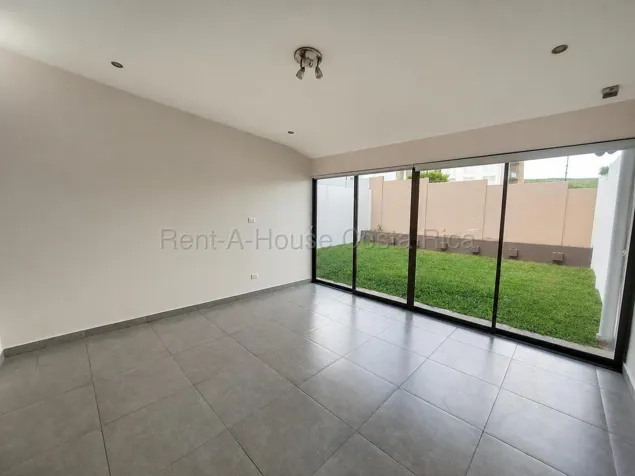 Venta de casa remodelada con amplio patio y amenidades #27-272 GS in San Francisco, Heredia — $240,000 - Photo 3 of 13