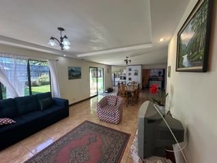 Propiedad con dos casas, dos talleres, dos oficinas con  zonas verdes en La Trinidad, Moravia, San José — $250,000,000 - Foto 5 de 56