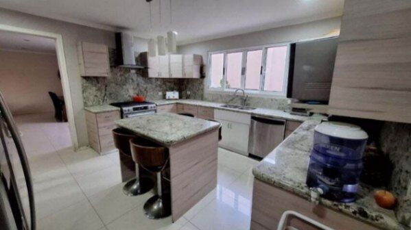 RAH ofrece en venta acogedora casa de dos niveles OFC/AD  in Colón, Mora, San José — $220,000