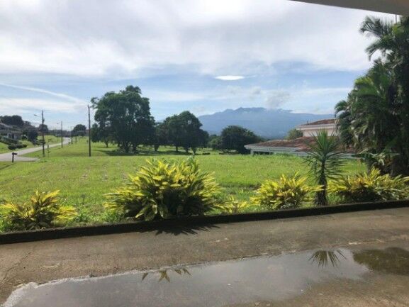 Se vende espaciosa casa con jardín en Guácima Alajuela 25-785 in Guácima, Alajuela — $450,000