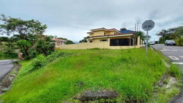 VENTA DE LOTE ESQUINIERO EN SAN RAFAEL DE ESCAZÚ ZONA RESIDENCIAL. in San Rafael, Escazú, San José — $165,000