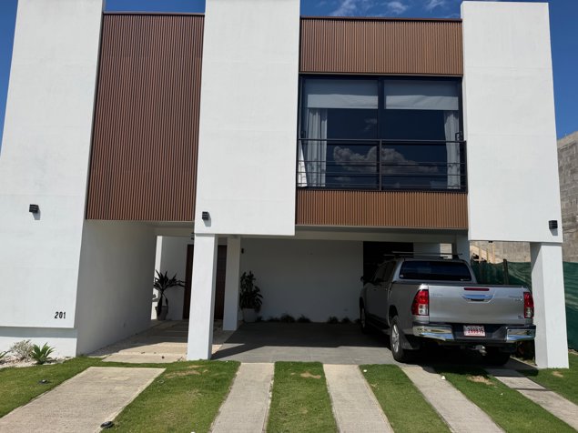 Modern Family Home for Sale in Condominio Residencial Las Mesetas en Atenas, Alajuela — $450,000 - Foto 2 de 35