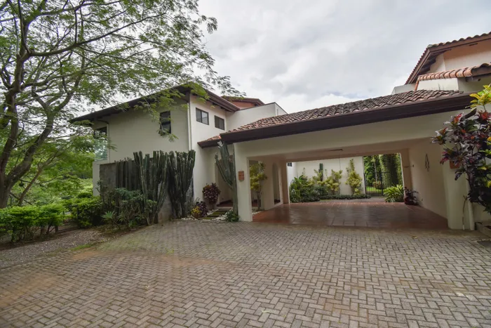 Casa de 4 Habitaciones + Sala de TV en Guachipelín de Escazú en Escazú, San José — $4,000
