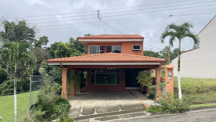 Casa de dos plantas en venta en Grecia, Alajuela en Mercedes, Atenas, Alajuela — ₡ 98 000 000