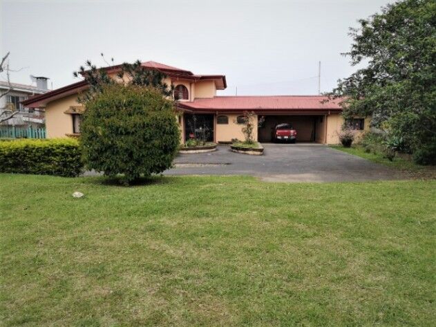 Preciosa y amplia casa con apartamento en el centro de Coronado in San Isidro, Vázquez de Coronado, San José — $275,000