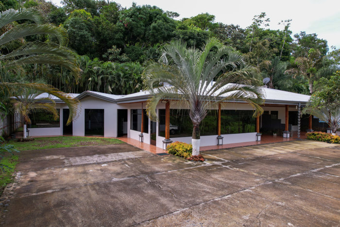 5-Bedroom Property for Sale in Atenas : Perfect Airbnb with Pool in San José, Atenas, Alajuela — $350,000