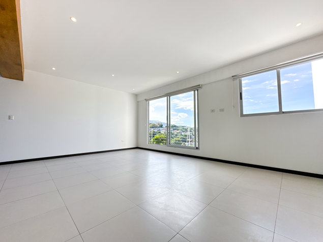 Venta de Apartamento con precio de oportunidad y excelente ubicación in Escazú, San José — $198,900 - Photo 3 of 13