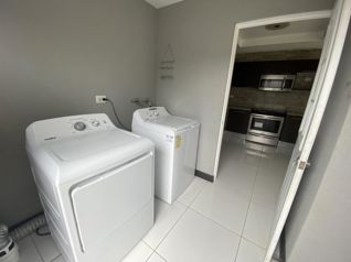Venta de moderna casa de dos plantas con patio y amenidades en condominio #25-1578 GS in San Rafael, Escazú, San José — $320,000 - Photo 4 of 18