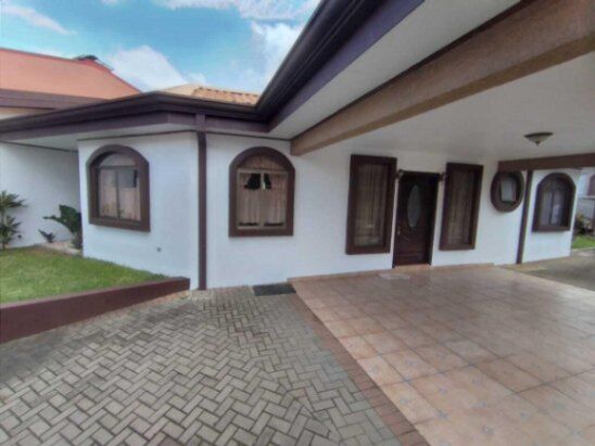 Se vende espaciosa casa con jardín en San Francisco Heredia 24-1442 en San Francisco, Heredia — $400,000