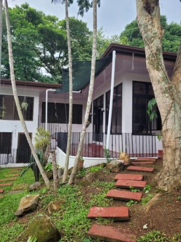 SE VENDE BELLÍSIMA CASA POR MAXI-PALI DE ATENAS.  en Atenas, Alajuela — ₡ 120 000 000