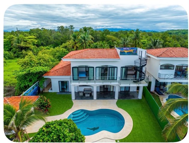 Totalmente renovada: casa frente a la playa con título de 6 habitaciones y piscina en Costa Rica en Tárcoles, Garabito, Puntarenas — $850,000 - Foto 1 de 40