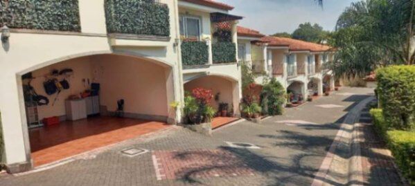 BELLÍSIMA RESIDENCIA EN ESCAZÚ.  in San Rafael, Escazú, San José — $385,000