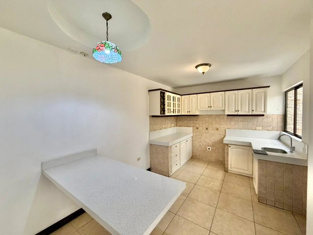Venta Propiedad con 2 Apartamentos en Trejos Montealegre, Escazú in San Rafael, Escazú, San José — $400,000