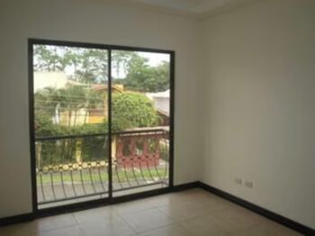 Alquiler amplio apartamento esquinero  in Tirrases, Curridabat, San José — 500 000 ₡ - Photo 4 of 5
