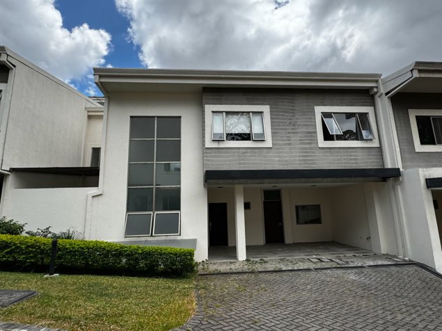 Venta de casa en Curridabat, Pinares, Condominio El Poró in Curridabat, San José — $385,000