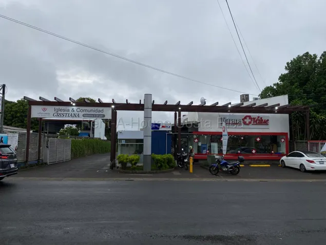 Venta de plaza comercial con 10 locales arrendados en La Guácima #26-2206 GS en Alajuela — $1,400,000