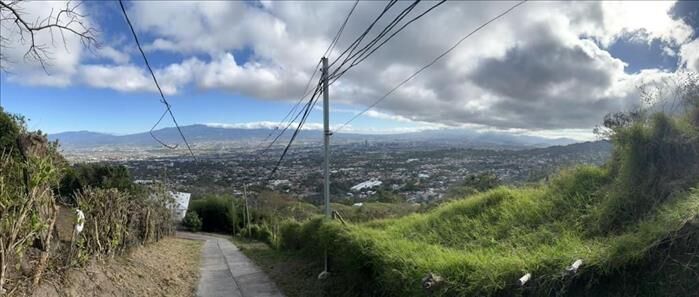 Se vende lote con casa en San Antonio, Escazú, San José — ₡ 85 000 000