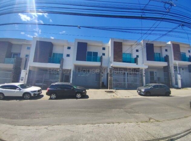 Casa contemporánea de 2 niveles con acabados de lujo, balcón y cocina moderna #26-1686 GS in San Josecito, San Rafael, Heredia — $315,000