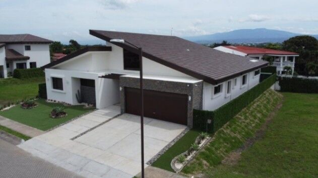 Se vende moderna casa con piscina en condominio de Uruca San José 25-337 in Uruca, Santa Ana, San José — $750,000