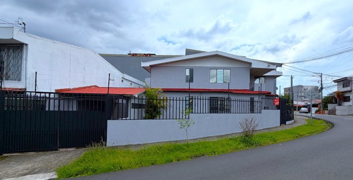 VENTA Casa en Los Yoses Sur | Ubicación Premium, Amplios Espacios y Estilo Urbano in Zapote, San José — $265,000 - Photo 2 of 27