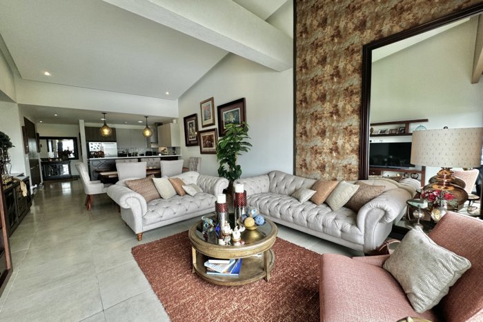 Apartamento de una sola planta en Condominio Dukana, Guachipelín en San Rafael, Escazú, San José — $3,000 - Foto 2 de 37