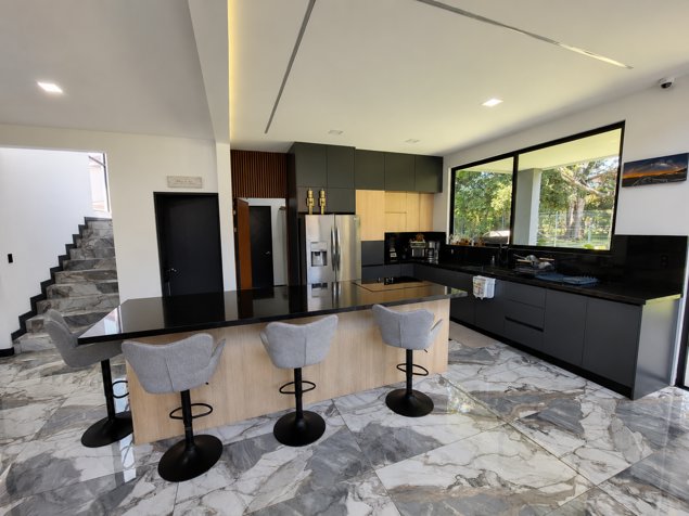 Espectacular Casa con Apartamento Independiente en Guácima, Alajuela — $680,000 - Foto 3 de 26