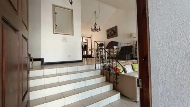 Se vende moderna casa con patio en Lomas de Ayarco Sur 25-1556 in Curridabat, San José — $265,000
