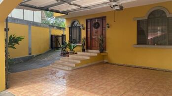 Venta de Casa con jardin en Pinares de Curridabat in Sánchez, Curridabat, San José — $310,000 - Photo 4 of 18