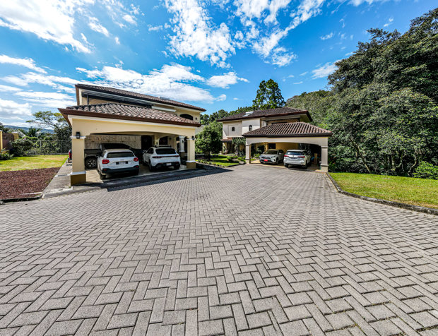 Casa de Ensueño en Ciudad Colón, ¡Compra o Alquila! in Colón, Mora, San José — $550,000