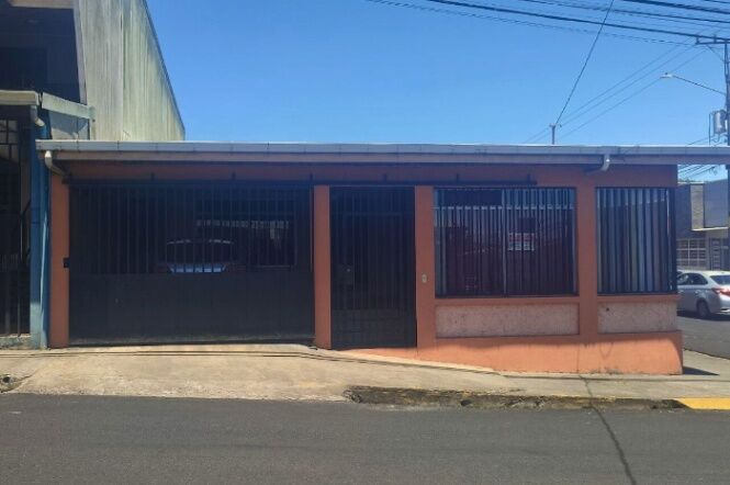 Amplia casa en el centro de San Ramón de Alajuela en San Ramón, Alajuela — $280,000