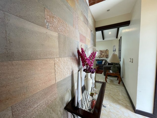 Preciosa casa en condominio Santo Domingo. en Santo Domingo, Heredia — $399,000 - Foto 3 de 20