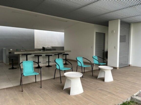 Se vende moderna casa con patio en condominio de San Antonio Escazú 25-1940 en Escazú, San José — $240,000