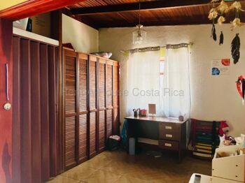 Venta de casa con apartamento independiente y lote amplio #26-2204 GS in Desamparados, San José — $282,608 - Photo 5 of 10