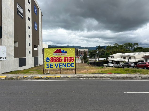 Aproveche! Lote de terreno a la par de Momentum Pinares. 1800 m2 en Curridabat, San José — $1,700,000 - Foto 2 de 14