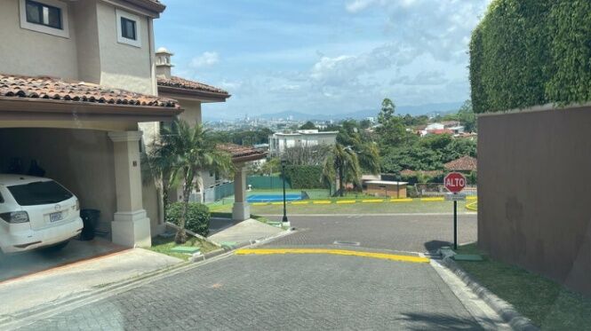 Se vende moderna casa con jardin en condominio de Escazú 23-883 en San Rafael, Escazú, San José — $325,000